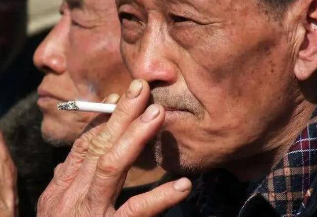 。所以常年吸烟的人一定要少抽烟，尤其是患有肝病的患者，一定要戒烟！