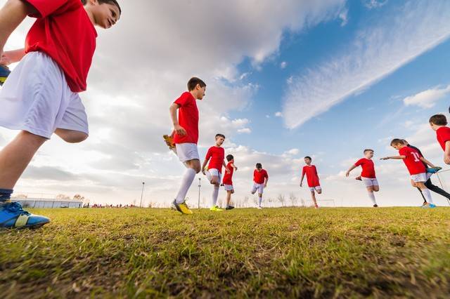 绿茵之梦：小学足球的深远意义