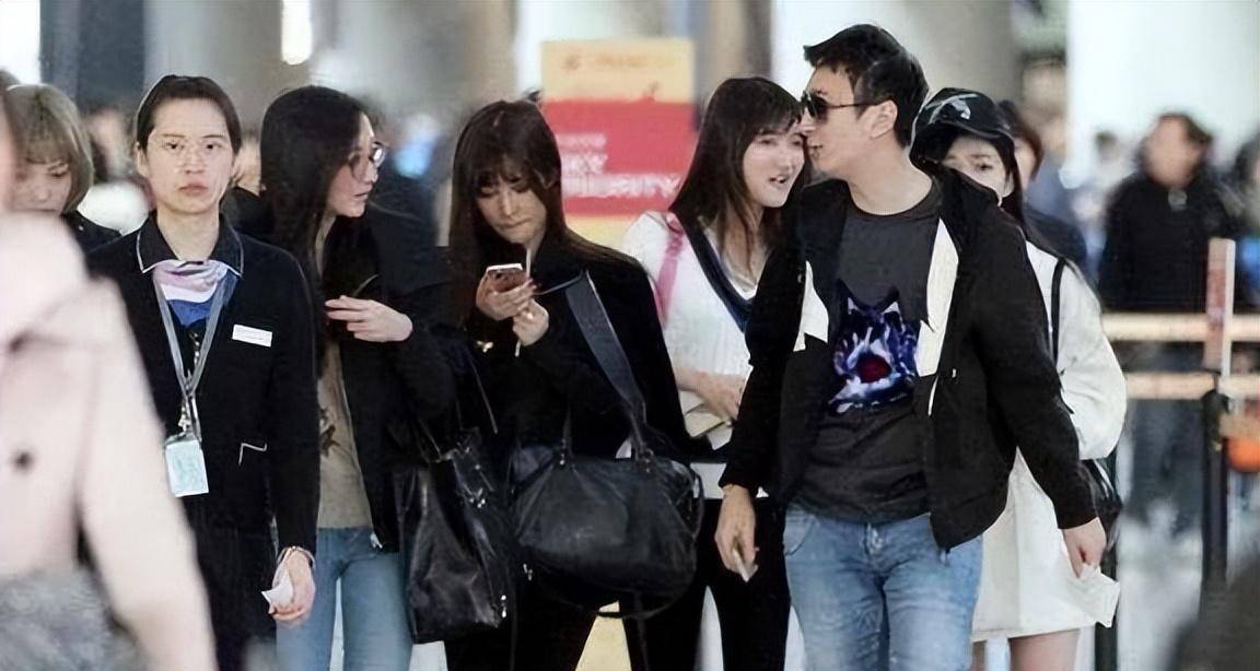 王思聪一家三口同框！60岁妈妈和王健林像两代人，和儿子像姐弟