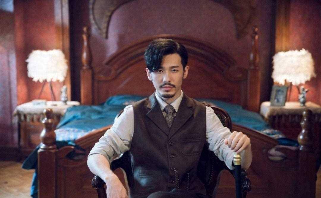 母亲是著名演员，父亲上亿家产，他却跑龙套10年，33岁终成实