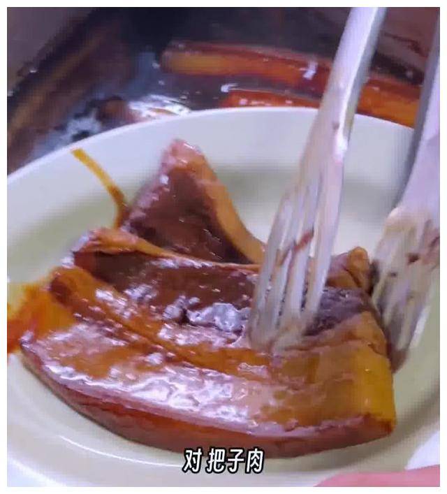 三亿体育官网：济南确当地美食举荐品味正宗美食把子肉和甜沫让人现时一亮(图2)