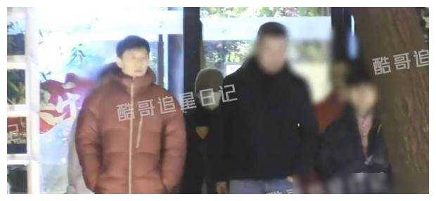 夏雨袁泉一家三口欢聚，13岁女儿身高超越妈妈，晒出幸福一刻。