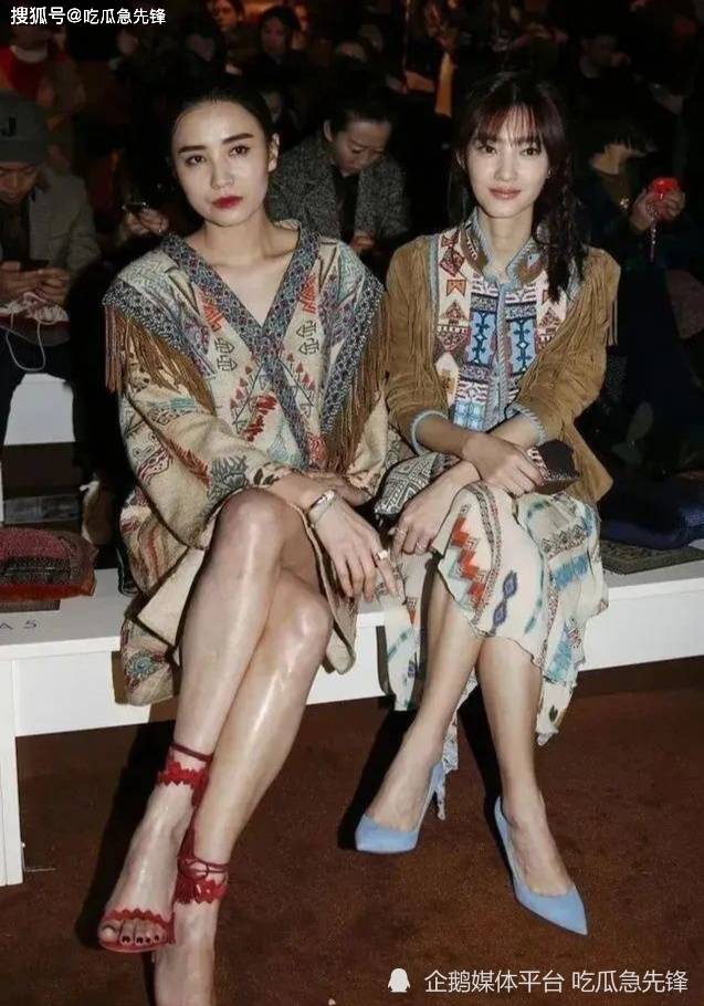 爱游戏ayx宋佳和王丽坤同框看秀两人同穿民族风连衣裙大小姐和丫鬟的差距一目了然(图5)