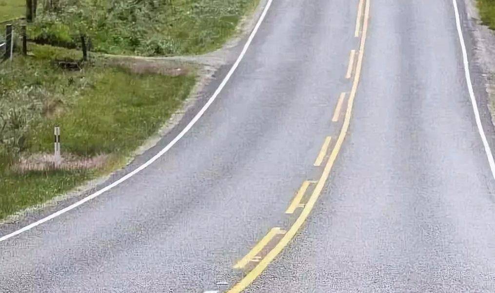 原创
                “单黄线”和“双黄线”有哪些区别?遇到后该怎么走?知道少吃亏 原创
                “单黄线”和“双黄线”有哪些区别?遇到后该怎么走?知道少吃亏