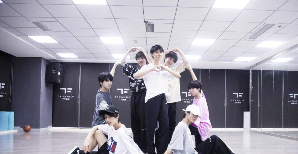 原创TFBOYS火了，时代少年团却迟迟没有消息，李飞这个男人到底做了什么！