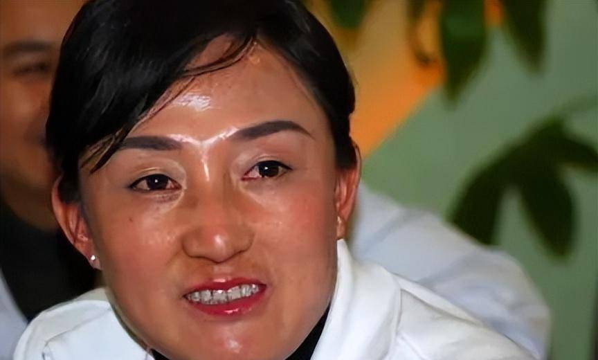 原创举重冠军邹春兰：被教练下药导致终身不育，退役后沦为搓澡工