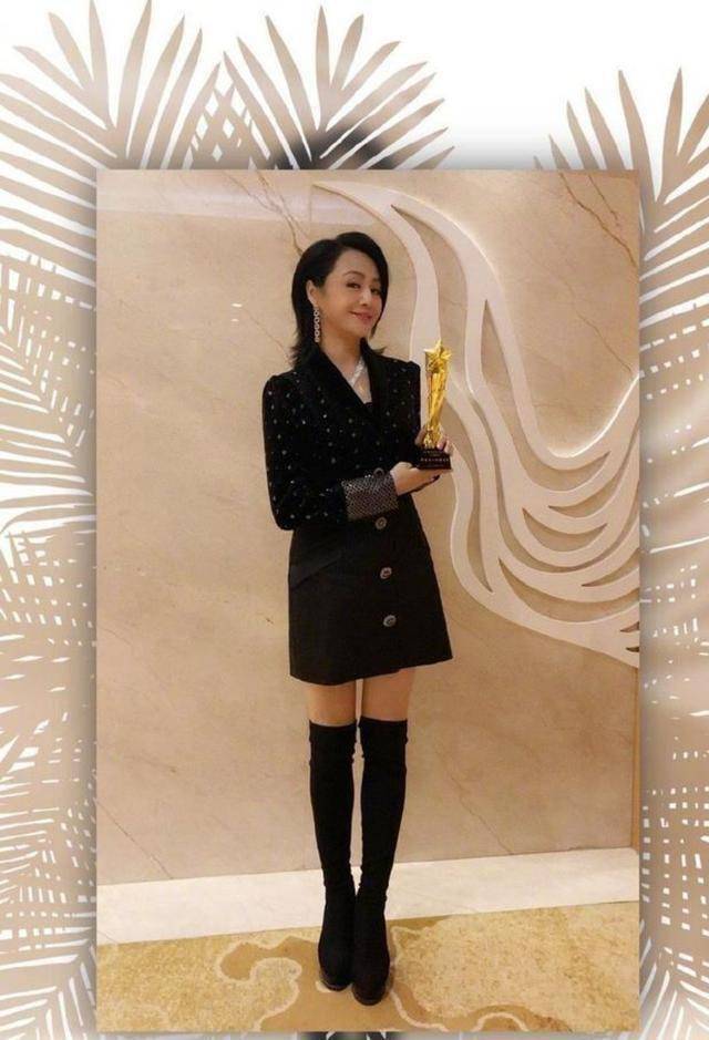 原创曹颖秀出与儿子合照，10岁儿子已经跟妈妈齐肩高，超高颜值很帅气