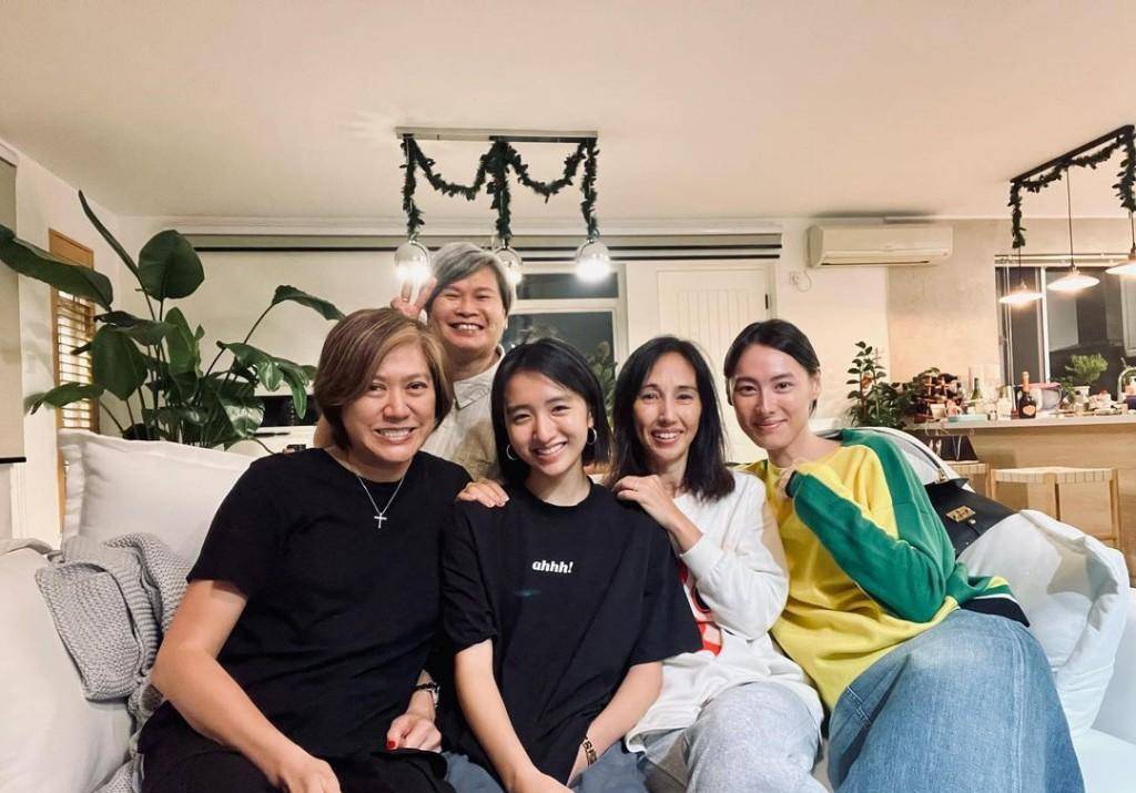 原创香港名导64岁生日会！昔日力追女神带20岁女儿到贺，他喝到脸红