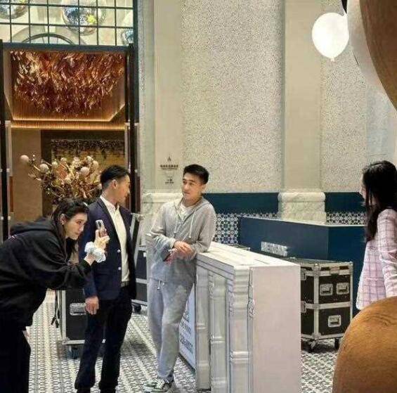 原创不忍了？奚梦瑶罕见发飙！当街与何猷君吵架，男方数次求和仍被吼