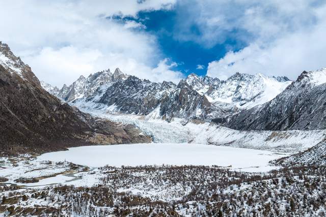 西藏自驾追冰：冬日限定美景，零距离接触蓝冰冰洞到底有多美