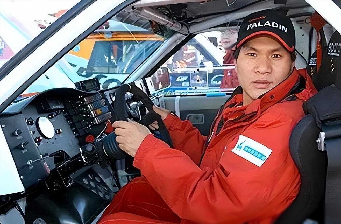 32岁“飞车王”徐浪追悼会：丈夫离世，妻子身怀六甲泣不成声