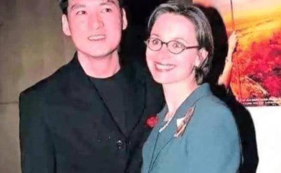 原创周华健和外国老婆同框照，婚后34年从无绯闻，却因显老被嘲像母子