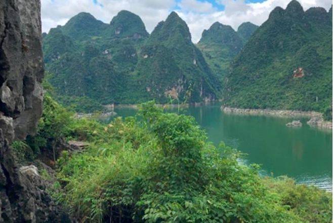 贵州最大的天然湖泊，相当于76个杭州西湖，被誉为“万峰之湖”