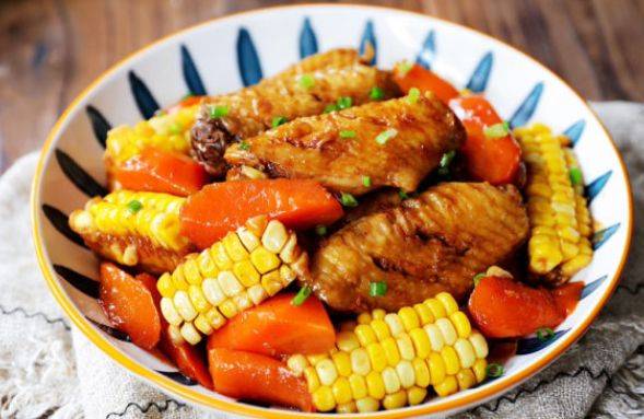 玉米鸡翅煲：鲜甜嫩滑，一煲尽享