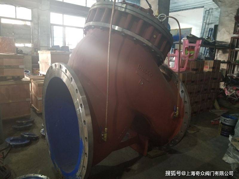 之前介绍自力式压力调节阀在化工行业应用，现在介绍水泵多功能控制阀改进方案本发明涉及阀门技术领域，尤其涉及一种多功能水泵控制阀。水泵多功能控制阀安装前，首先应检查主阀是否完好，紧固件应无松动，附件是否齐全。然后，方工认为按多功能控制阀的安装图进行安装。要注意控制管路接入主阀的位置和管路上阀门的工作状态。有逆止阀的一条控制管，一端接人膜片下腔，另一端接人阀的进水管。另一条控制管的一端接人膜片的上腔，一
