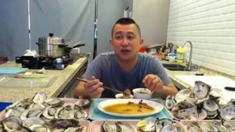 大胃王去越南吃海鲜，豪爽点下200个生蚝，结账的时候却尴尬了！