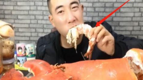 网红直播吃18斤大龙虾，一口被网友发现“猫腻”：16斤都是“壳”