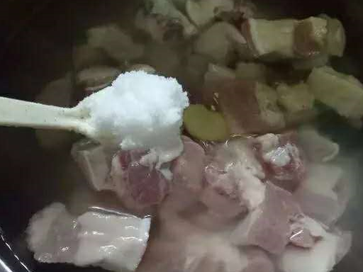 做红烧肉时，直接下锅炒是大错特错！多做这一步，鲜嫩水灵，特香