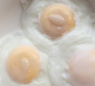 煮荷包蛋，为啥总有白沫还散花？试试水中加上它，鸡蛋圆嫩不开花