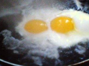 煮荷包蛋，为啥总有白沫还散花？试试水中加上它，鸡蛋圆嫩不开花