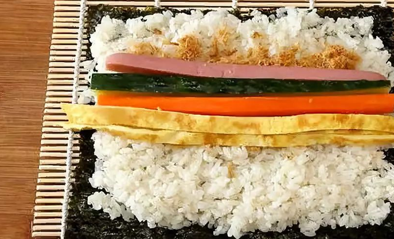 好吃的肉松寿司卷的做法，手把手教你做反卷寿司，简单易学美味！