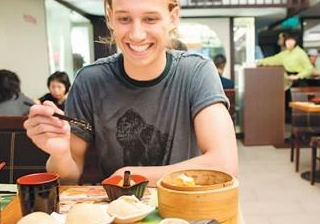 为何老外总说中国菜吃不饱？看完他们的吃法，网友：吃饱才怪呢