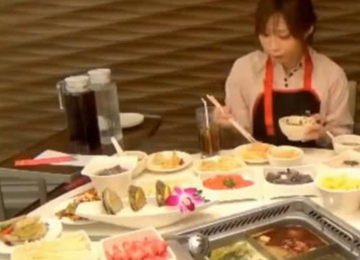 日本大胃王尝试中国火锅，点满满一大桌菜，结账时表情微妙