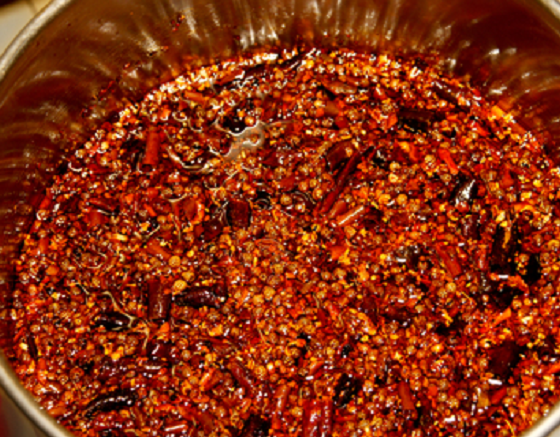 做辣椒油时，别只知道倒热油，多加这2种料，吃起来开胃不油腻