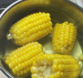 煮玉米时，该用凉水还是热水？锅里加一点“它”，玉米又甜又好吃