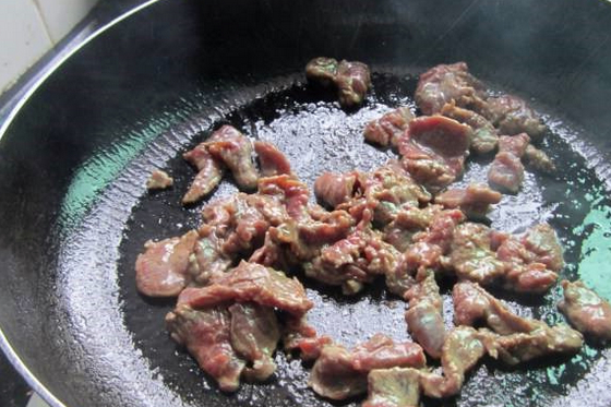 炒牛肉万不可直接下油锅，多加“1步”，牛肉又香又嫩，孩子爱吃