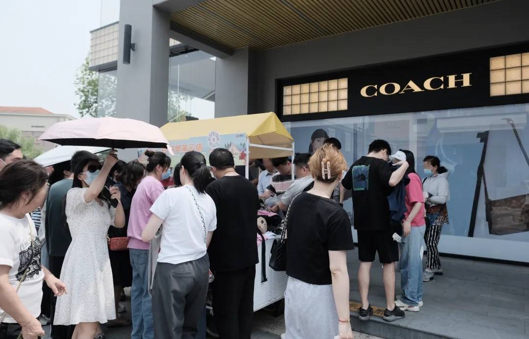 月薪两万的年轻人，在折扣零售店实现“穿衣自由”