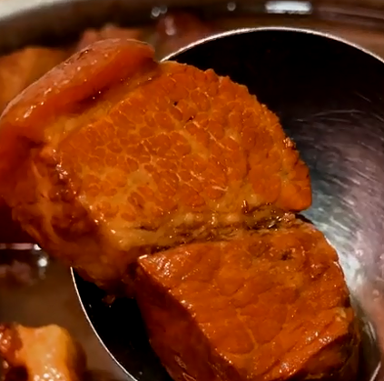 郑州这家“肉夹馍”，饼皮金黄，酥的掉渣，肉又麻又辣，心动吗？