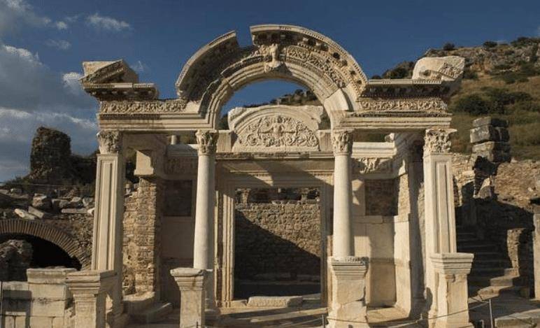 �ŵ���з���ʱ�ڵ�Ǯ�ҷ�չ����:��������ЩӰ������?