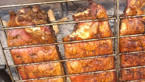 国外烤肉节上，整头500斤的牛直接放架子上烤，每天要烤十几头