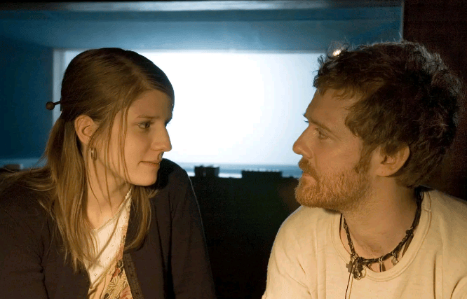 看一些动作片。在宁静的深夜，看小电影确实能带来更深刻的体会和思考。而有些人，选择的爱情动作片，可能会