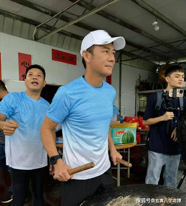 原创 张兆辉亮相佛山龙舟赛!61岁型男身材引人注目,胸肌线条动人!-张兆辉生日