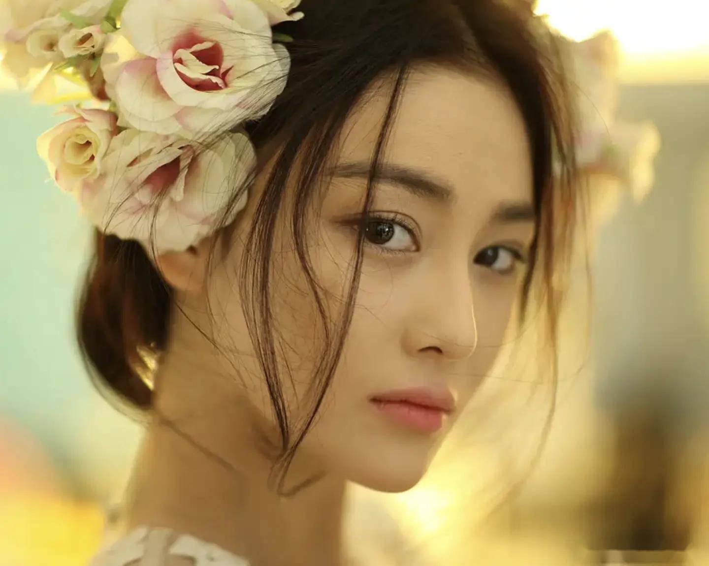 [美貌与智慧并存!张馨予这魅力四溢的形象,让人难以忘怀!]