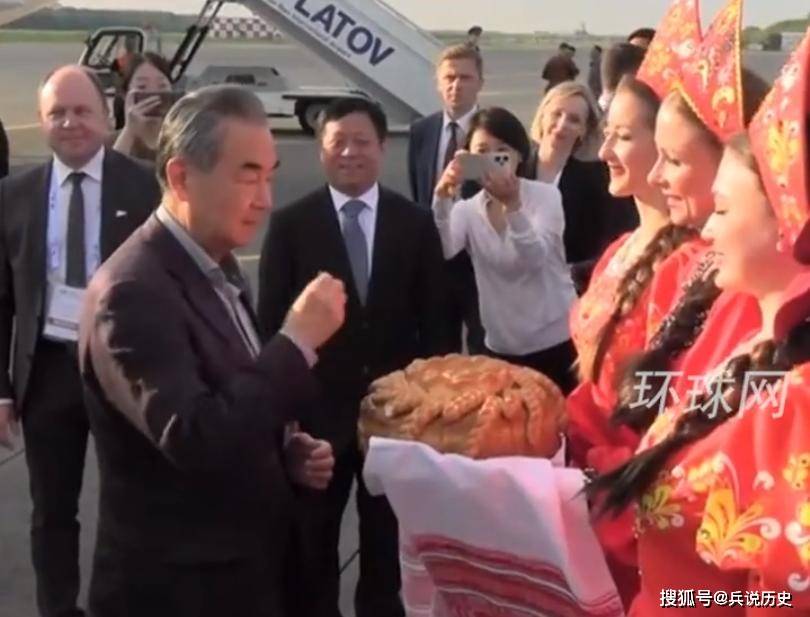 王毅外长端午飞赴俄罗斯，罕见没打领带神情轻松，取得三大成果