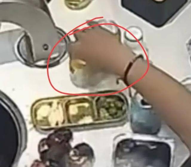 男子吃自助顺走20多瓶饮料-小伙吃自助餐