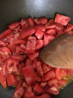 教你如何做好吃的番茄玉米排骨汤，一学就会哦