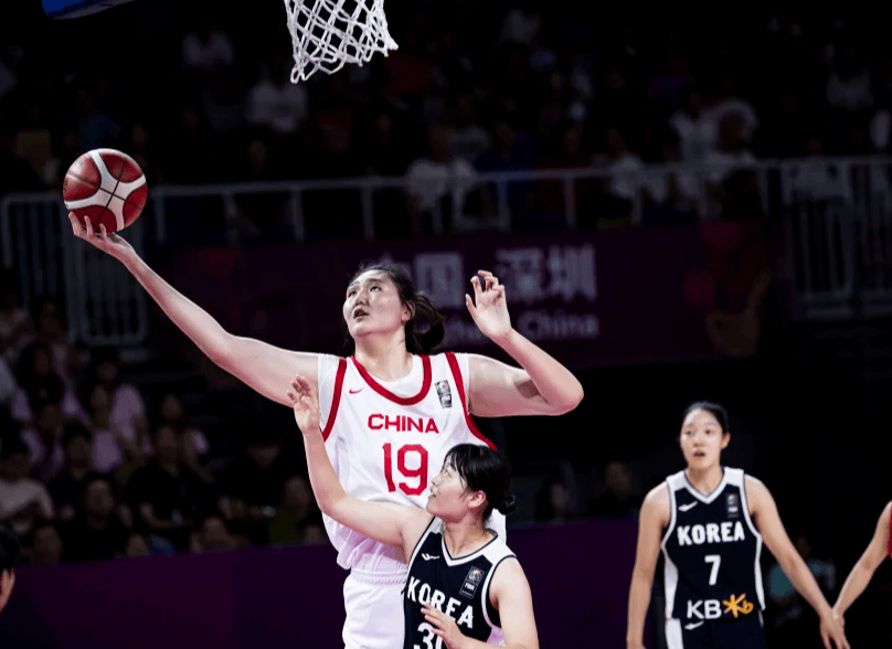 轰34+16+5！中国女篮2米23天才统治比赛冲冠，球迷：带她去奥运会