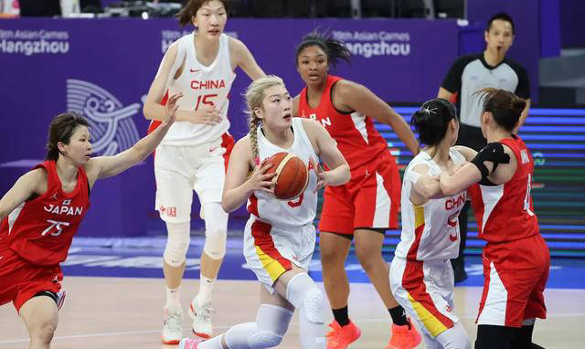中国女篮遭比利时击败，杨力维表现出色，杨舒予疲软关键时刻