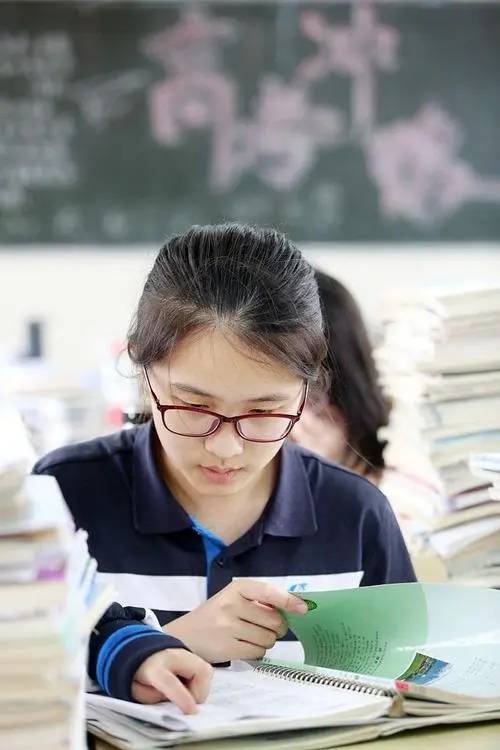 泪目！一女生高中三年用完1000多支笔芯：努力的孩子一定有未来