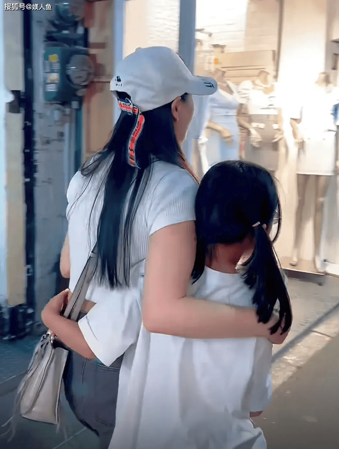 56岁伊能静带女儿回娘家!母女逛街吃路边摊,背影如同姐妹-伊能静接女儿