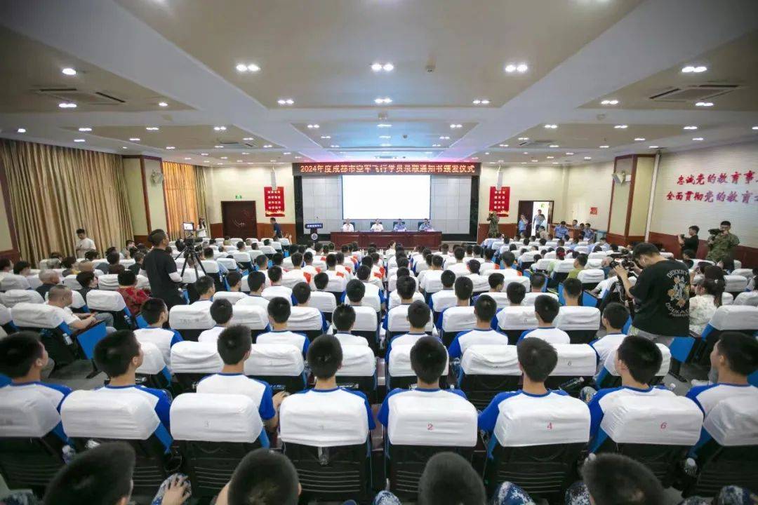 即将乘着运-20去报到，看看成都30多名空军飞行学员是如何选出来的