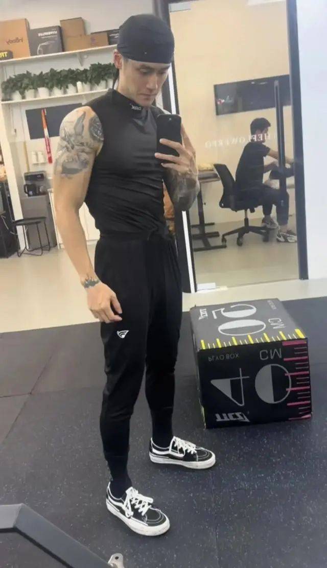 原创蒋劲夫武汉独自喝奶茶被偶遇，家暴致人气暴跌无人识，33岁仍单身