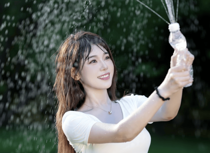 杏彩体育登录注册一瓶纯净水成本02元卖价2元景区5元卖水才是