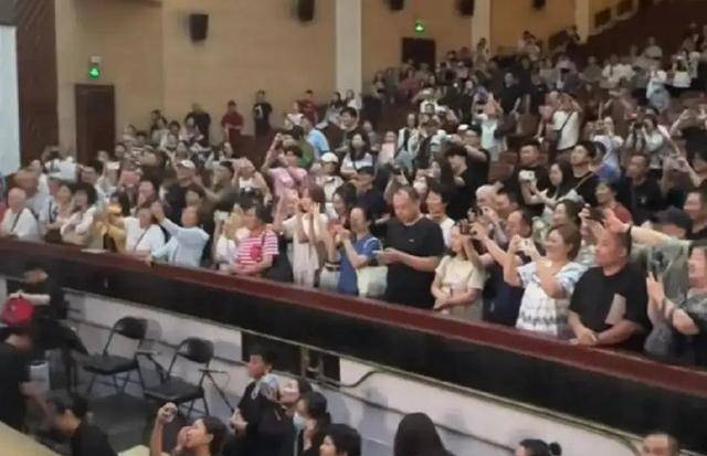 郭德纲慌了，彻底坐不住了！德云社前台柱子，重新合体演出成功了