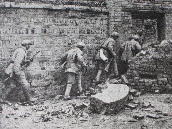 李天佑在四平惨败给陈明仁，两人成为冤家：后来如何化解恩怨的？