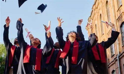 初中毕业出国留学要花多少乐鱼体育- 乐鱼体育官网- APP世界杯指定平台钱？全面解析费用构成！